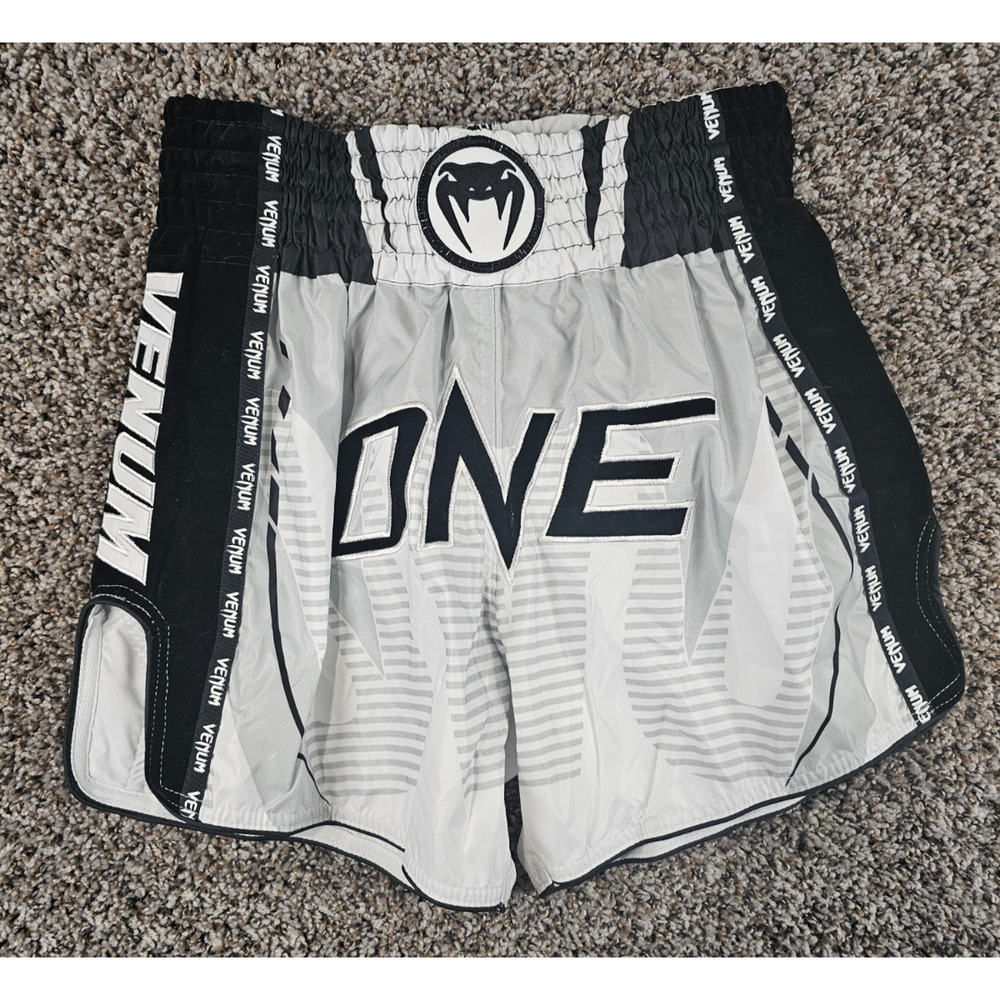Venum x ONE FC Muay Thai Shorts in white and black Boys Sz XL NEW
